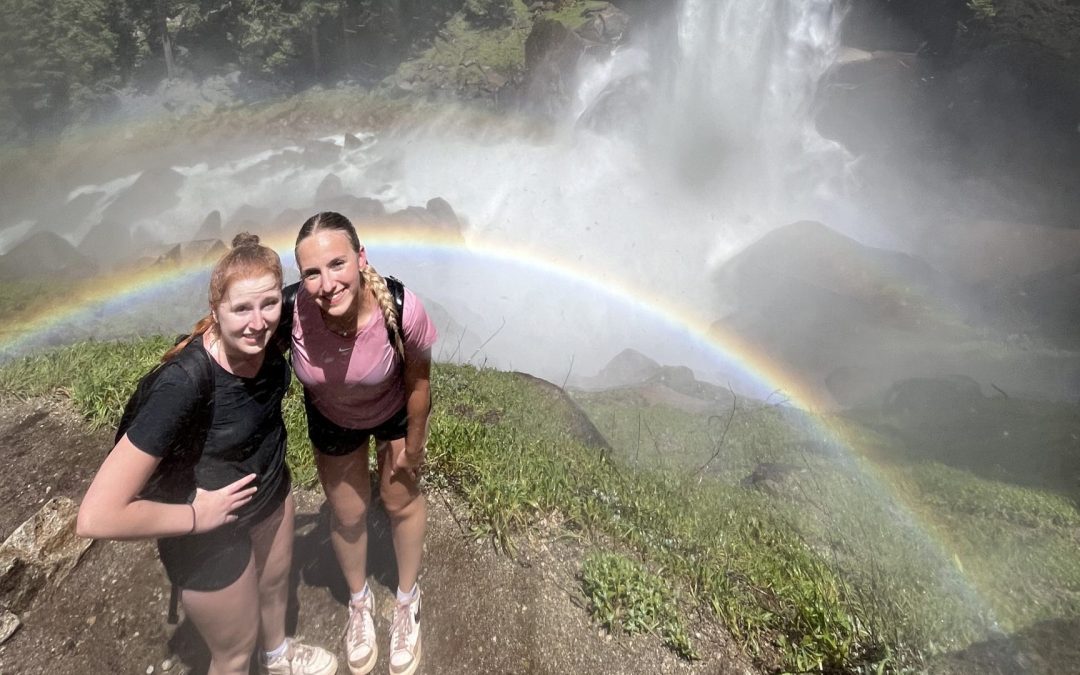 Fotka od Vernal Falls v Yosemitech s mojí kamarádkou Švýcarkou